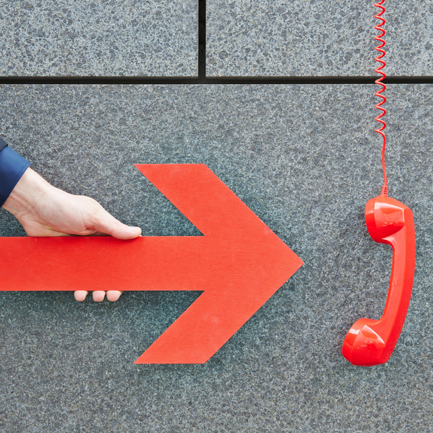 Hand zeigt mit Pfeil auf Telefon